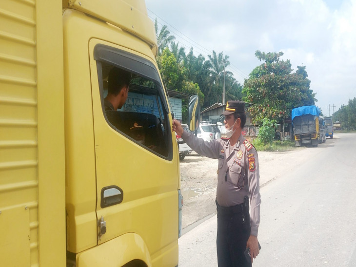 Kapolsek Tapung Hilir Pimpin Langsung Kegiatan Razia Vaksin di Jalan Lintas Kota Garo