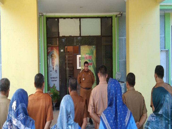 RUTINITAS APEL PAGI SEBELUM MELAKSANAKAN TUGAS YANG DIPIMPIN LANGSUNG OLEH CAMAT TAPUNG HILIR