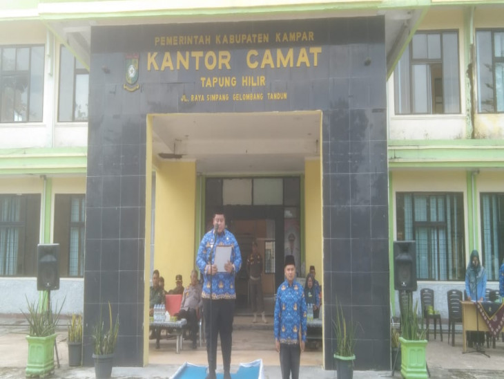 ASN Peringati HUT KORPRI Ke - 52 Tahun 2023 di halaman Kantor Camat Tapung Hilir