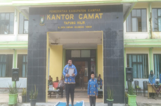 ASN Peringati HUT KORPRI Ke - 52 Tahun 2023 di halaman Kantor Camat Tapung Hilir