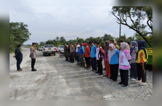 Upika Tapung Hilir Bersama Masyarakat Gelar Goro Antisipasi Banjir di Desa Kotagaro